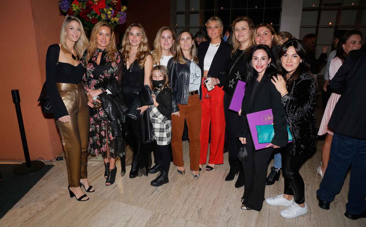Paola celada acompañada por sus amigas