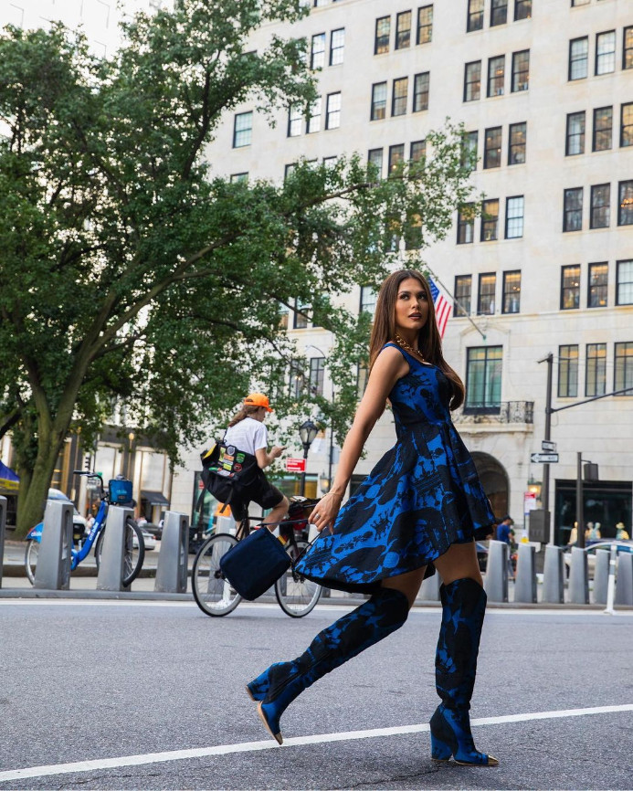 Este coordinado de vestido, botas y bolsa fue uno de los más aplaudidos por su originalidad. (Foto: Instagram).