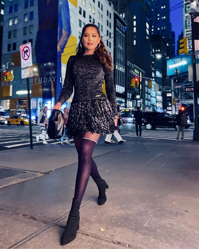 Como toda una neoyorkina llevó este mini vestido con medias por las calles de Manhattan. (Foto: Instagram).