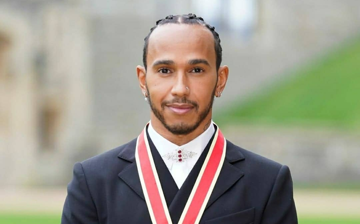 Lewis Hamilton es nombrado caballero por el Príncipe Carlos (Foto: Instagram)