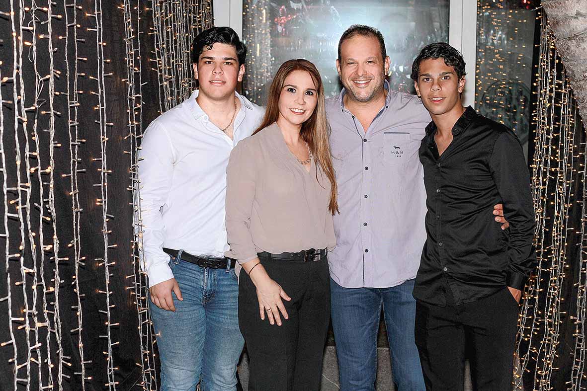 Miguel Manzur, Gaby Garza, Miguel Manzur y Rodrigo Manzur / Fotos: José Chang
