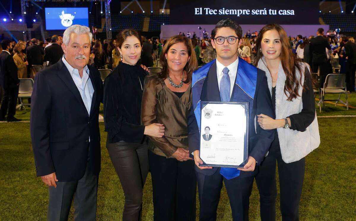 Julián Dávila, María Fernanda Dávila, Maruca Villarreal de Dávila, Hernán Dávila y Lorena Sada