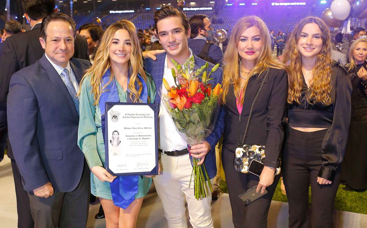 Roberto Garza, Balbina Garza, Andrés Garza, Lucía Martínez de Garza y Jimena Garza