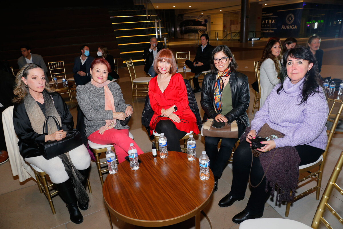 Silvia Garza Benavides, Diana Cisneros, Lety Delgado, María José Álvarez y María Fernanda Gutiérrez