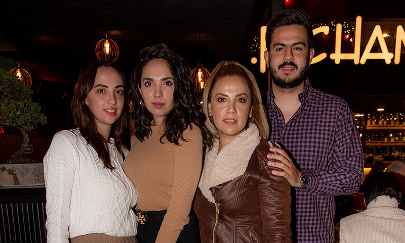 Cristina Bermúdez, Iovana Bermúdez,  Ericka Flores y Cesar Bermúdez