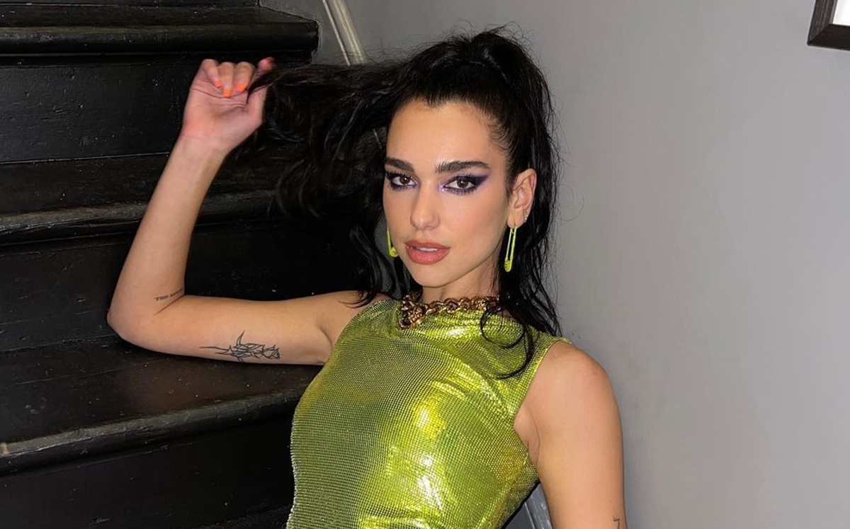 Dua Lipa impone tendencia en un arriesgado jumpsuit de Versace (Foto: Instagram)