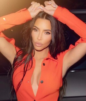 Kim Kardashian cambia de look y la comparan con Beyoncé.