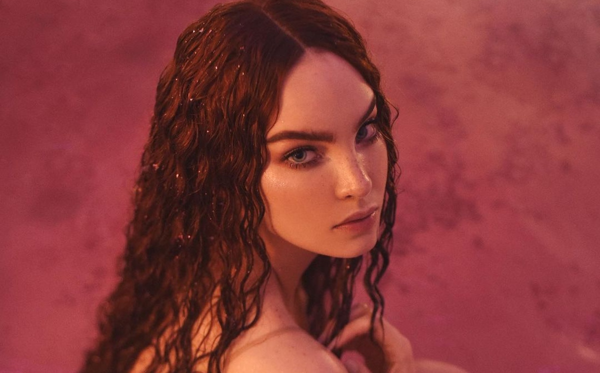 Belinda y cómo llevar un abrigo como vestido para Navidad (Foto: Instagram)