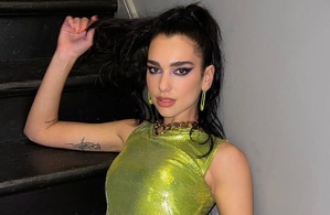 Dua Lipa impone tendencia en un arriesgado jumpsuit de Versace (Foto: Instagram)