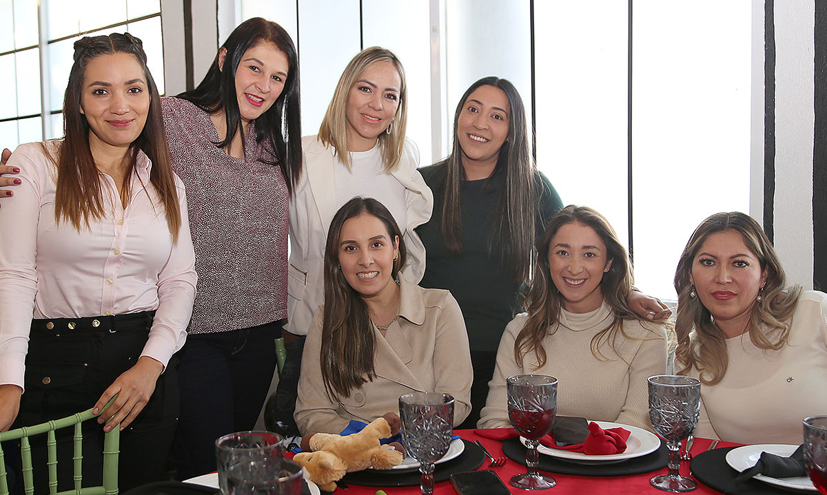 MELVA MUÑOZ, HILDA LEAL, ERIKA MUÑOZ, JUANA VITAL, MACARENA GUEVARA, GABY SAADE Y JANETH SOSA