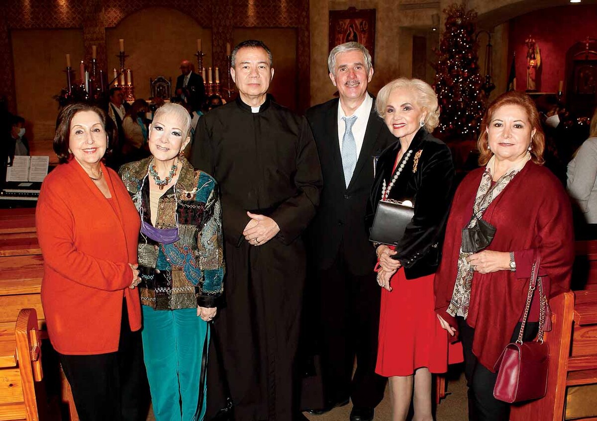 Magdalena Garza de Herrera, Sonya Garza de Escalante, Sacerdote Hugo Villegas,  Enrique Escalante, Sonia Garza Rapport de Santos y Flora de Castillón