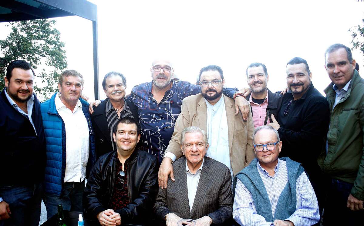 Marcial Herrera junto a un grupo de amigos
