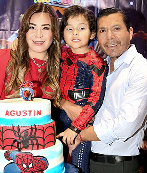 SANDRA BRAVO, AGUSTÍN EMILIANO LEÓN Y RODRIGO LEÓN (AXEL MÁRQUEZ)