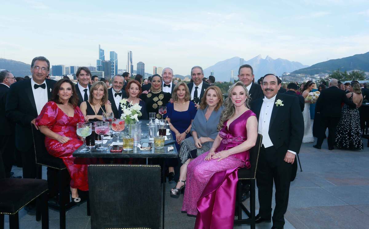 Sonia garza de Ocampo y Jorge Ocampo junto a un grupo de amigos