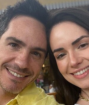 Mauricio Ochmann, y Paulina Burrola en Tulum. (Foto: Instagram).