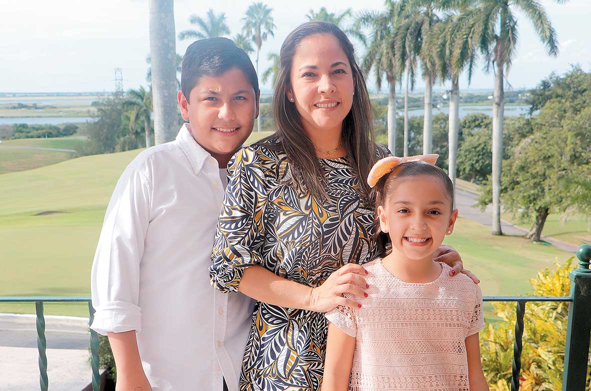 Guillermo Peralta, Alejandra Rached e Isabella Peralta / Foto: Dennis Hernández