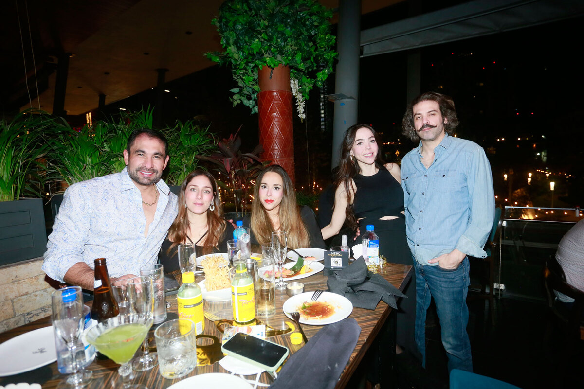 Leonardo Jiménez, Lilia Haro, Vero Haro, Karla Haro y Carlos Novo