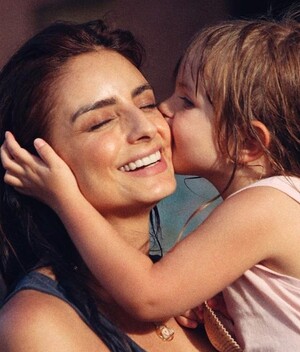 Aislinn Derbez y su hija Kailani (Foto: Instagram).