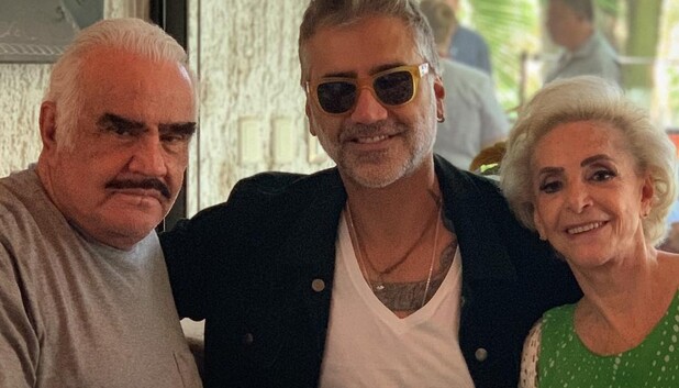 Vicente Fernández y su familia (Foto: Instagram).