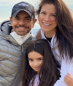 Eugenio Derbez y Alessandra Rosaldo junto a su hija, Aitana (Foto: Instagram).