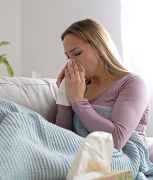 Fluido nasal y tos seca son algunos de los síntomas que presentan los pacientes contagiados por la nueva variante ómicron (Foto: Shutterstock).