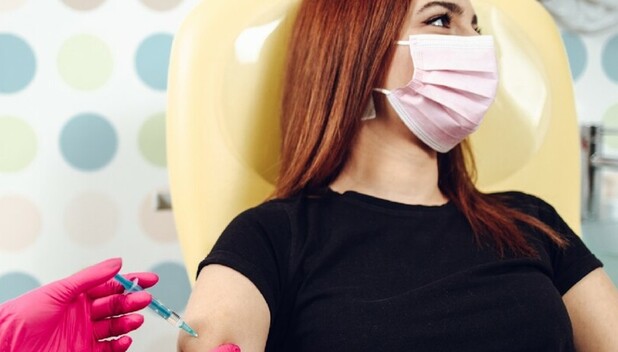 Para tener mayor protección contra el covid-19, autoridades de salud recomiendan la aplicación de una dosis de refuerzo.