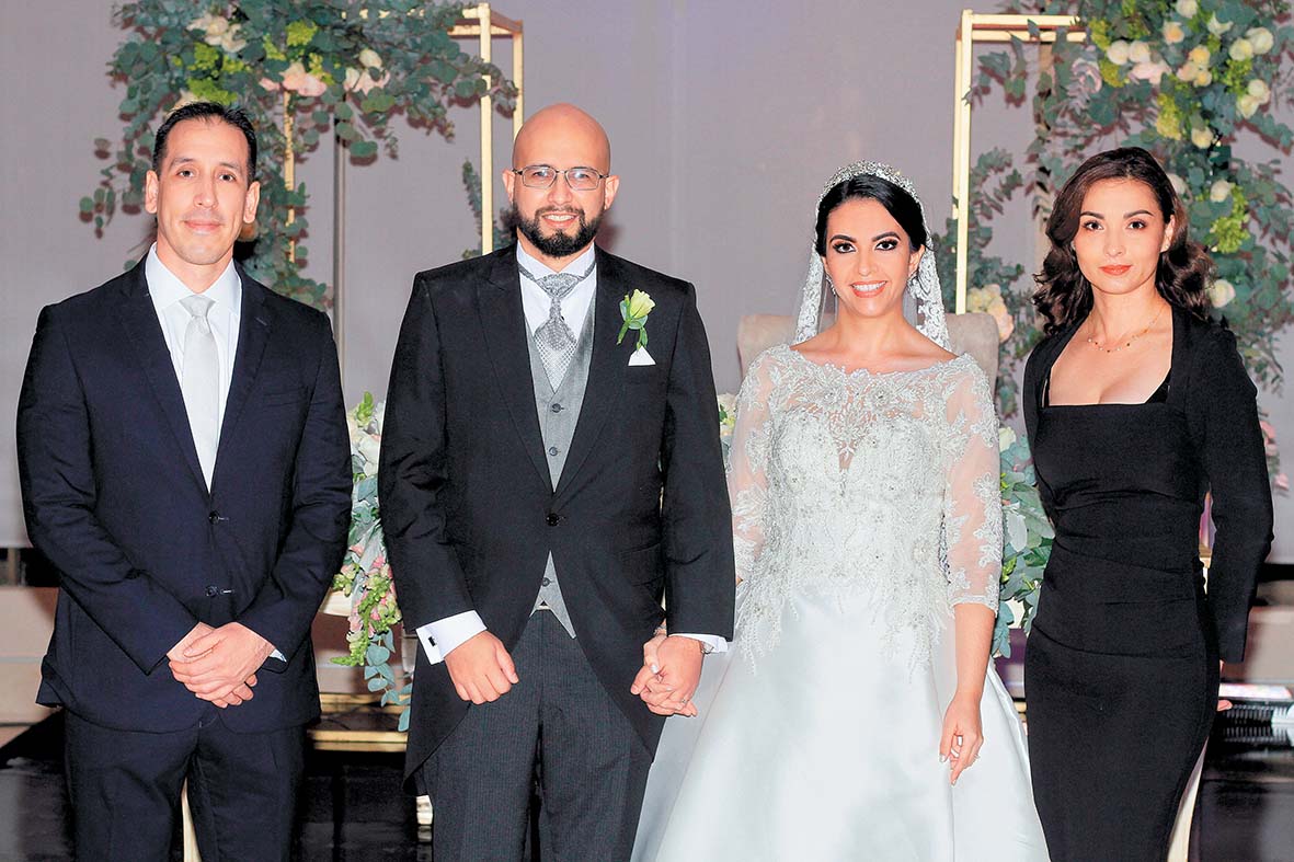 Raúl Zamora, Los novios y Martha Martínez / Foto: José Chang
