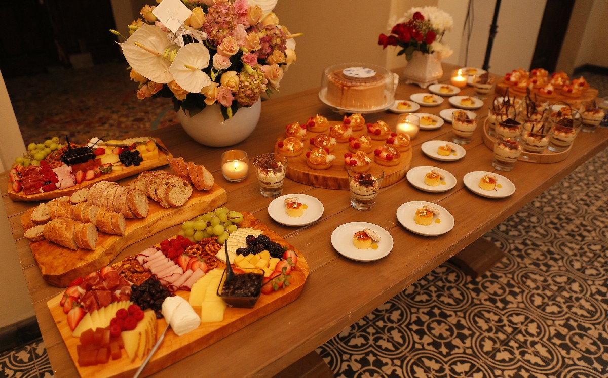 Mesa de quesos y postres / Foto: Daniel Saldívar