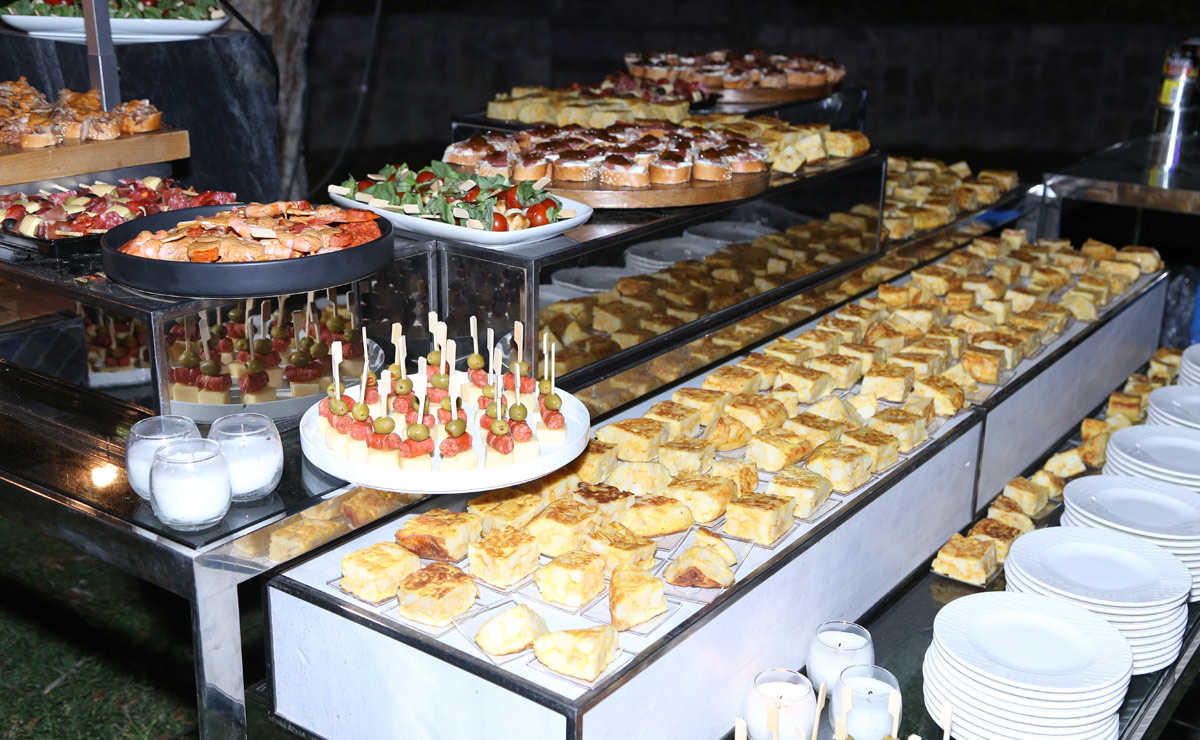 Se dispuso una mesa con deliciosas tapas y bocadillos