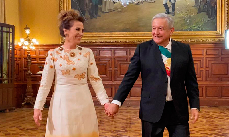 En la segunda ceremonia para el Grito de Independencia, la Primera Dama llevó un vestido mexicano de color blanco con mucho significado en sus detalle