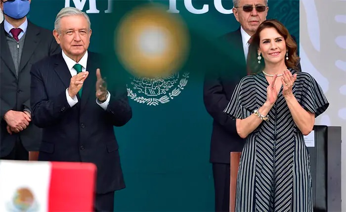 Uno de nuestros favoritos, por supuesto, es el que llevó al desfile militar del Día de la Independencia en el 2020 en color blanco y negro