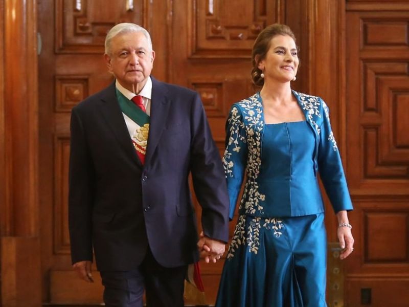 Durante el grito de la Independencia este 2021, Beatriz llevó un vestido bordado a mano de las diseñadoras Luciana Corres y Celsa Villarino en color a