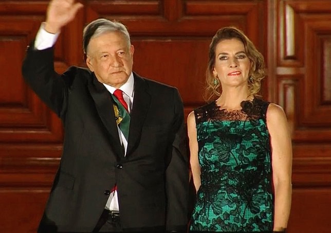 En su primer Grito de Independencia robó cámara con un vestido de los mexicanos Ángel y Silvia Mussi en color azul con negro.