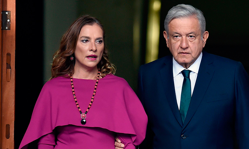 En el segundo informe de gobierno 2020, Beatriz lució un vestido rosa mexicano de 3 mil pesos, donado por Ángel y Silvia Mussi