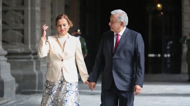 Durante el tercer informe de gobierno 2021, Beatriz llevó un vestido con manga tres cuartos de la marca mexicana Mussi en color blanco con detalles az