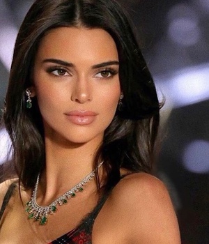 Kendall Jenner sorprende con mini bikini negro y botas Miu Miu (Foto: Instagram)