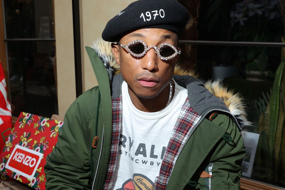 Pharrell Williams en el desfile de Kenzo con gafas de sol Tiffany & Co
