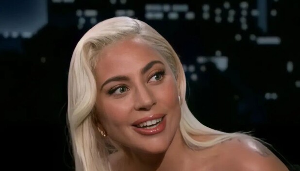 Lady Gaga luce mini vestido negro en show de Jimmy Kimmel. (Foto: Instagram).
