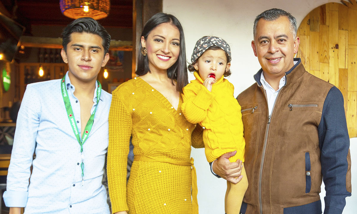 ARTURO PERALES, SANDDY FUENTES, ISABELLA PERALES Y GABRIEL PERALES