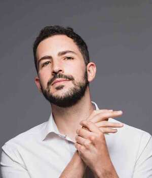 Otra de las grandes pasiones de Diego es la docencia, que junto a Evan Regueira y un gran grupo de actores, abrió el Conservatorio de Actuación