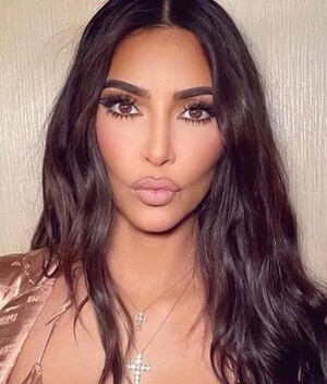 Kim Kardashian y el bikini rosa que será tendencia en primavera. (Foto: Instagram).