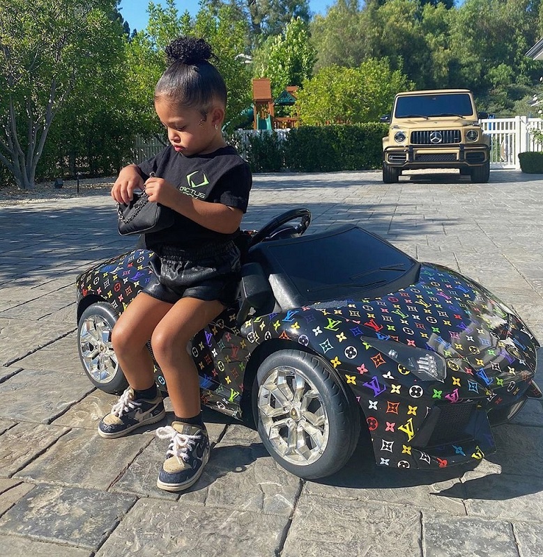 Incluso monta con estilo. Stormi y su Lamborghini cubierto por Louis Vuitton