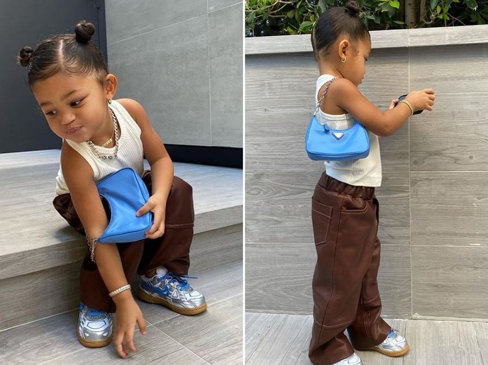 Aquí está Stormi con otro de sus bolsos de mano Prada Re-Edition 2005 Nylon valorados en más de $40 mil pesos