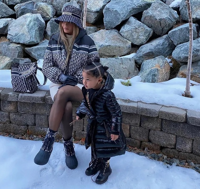 Stormi impactó con un abrigo negro de Burberry con botas para la nieve a juego.