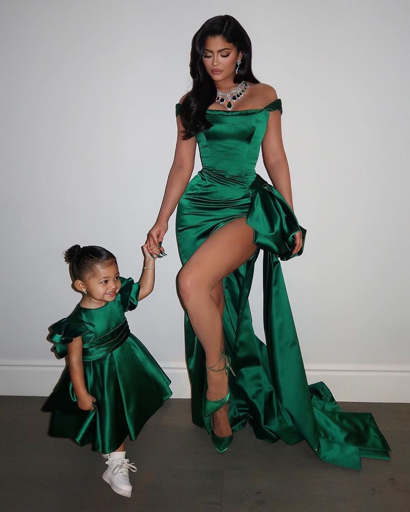 Stormi y Kylie celebraron la Navidad de 2019 con vestidos verde esmeralda a juego personalizados de Ralph y Russo