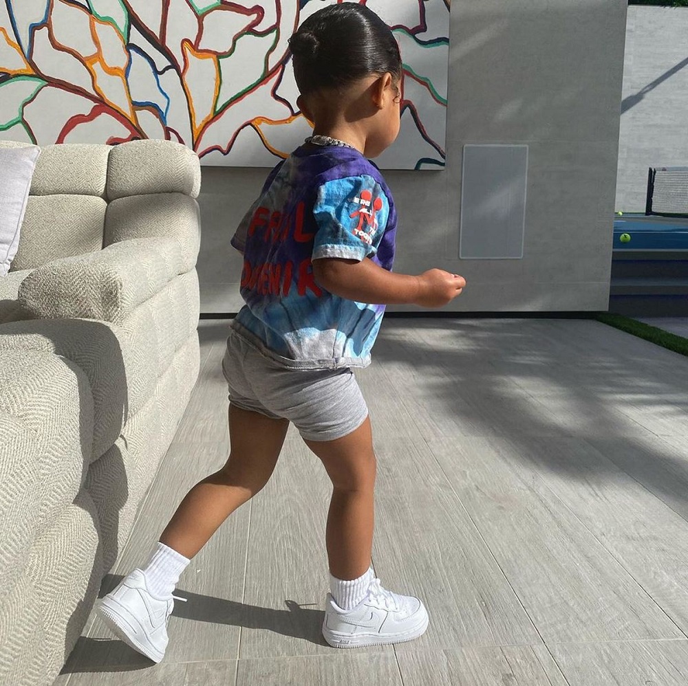 Stormi no usa cualquier par de tenis, sino que tiene unos diminutos Nike Aire Force 1