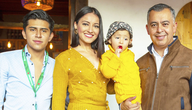 ARTURO PERALES, SANDDY FUENTES, ISABELLA PERALES Y GABRIEL PERALES