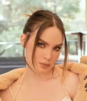 Belinda se une a la tendencia braless. (Foto: Instagram).