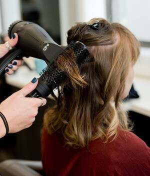 Joven mexicana pierde su cabello en tratamiento en salón de belleza. (UnSplash).