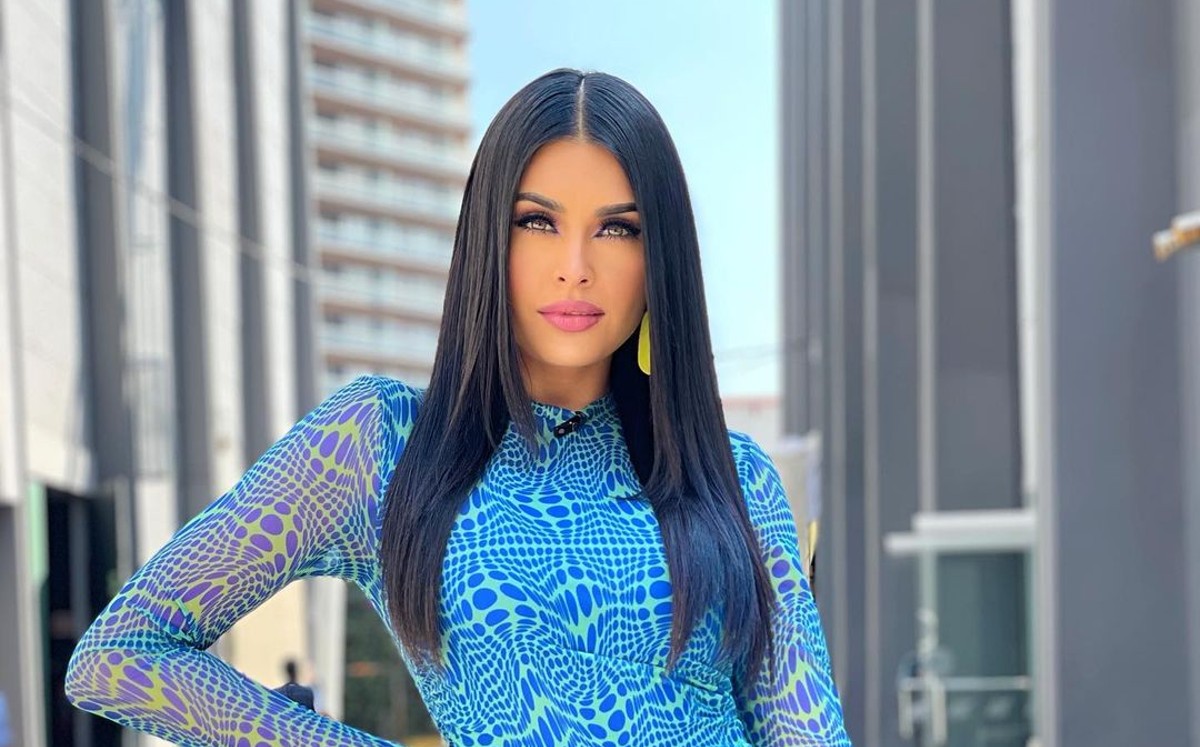 Kristal Silva tiene el minivestido del color del año 2022. (Foto: Instagram).